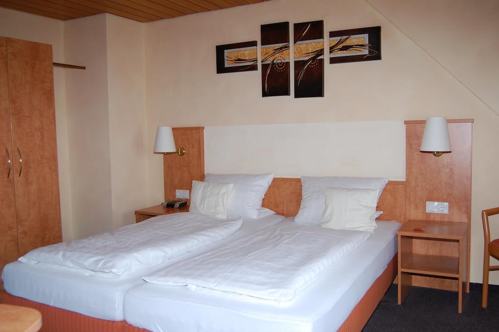 Landgasthof Jaegerstuebchen Neustadt an der Weinstrasse Room photo