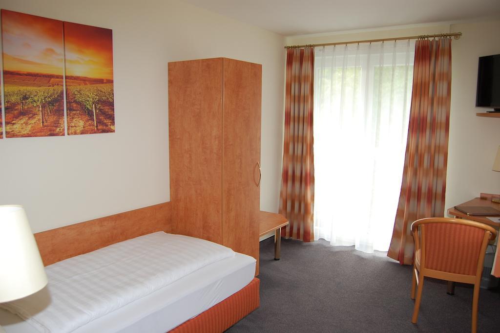 Landgasthof Jaegerstuebchen Neustadt an der Weinstrasse Room photo